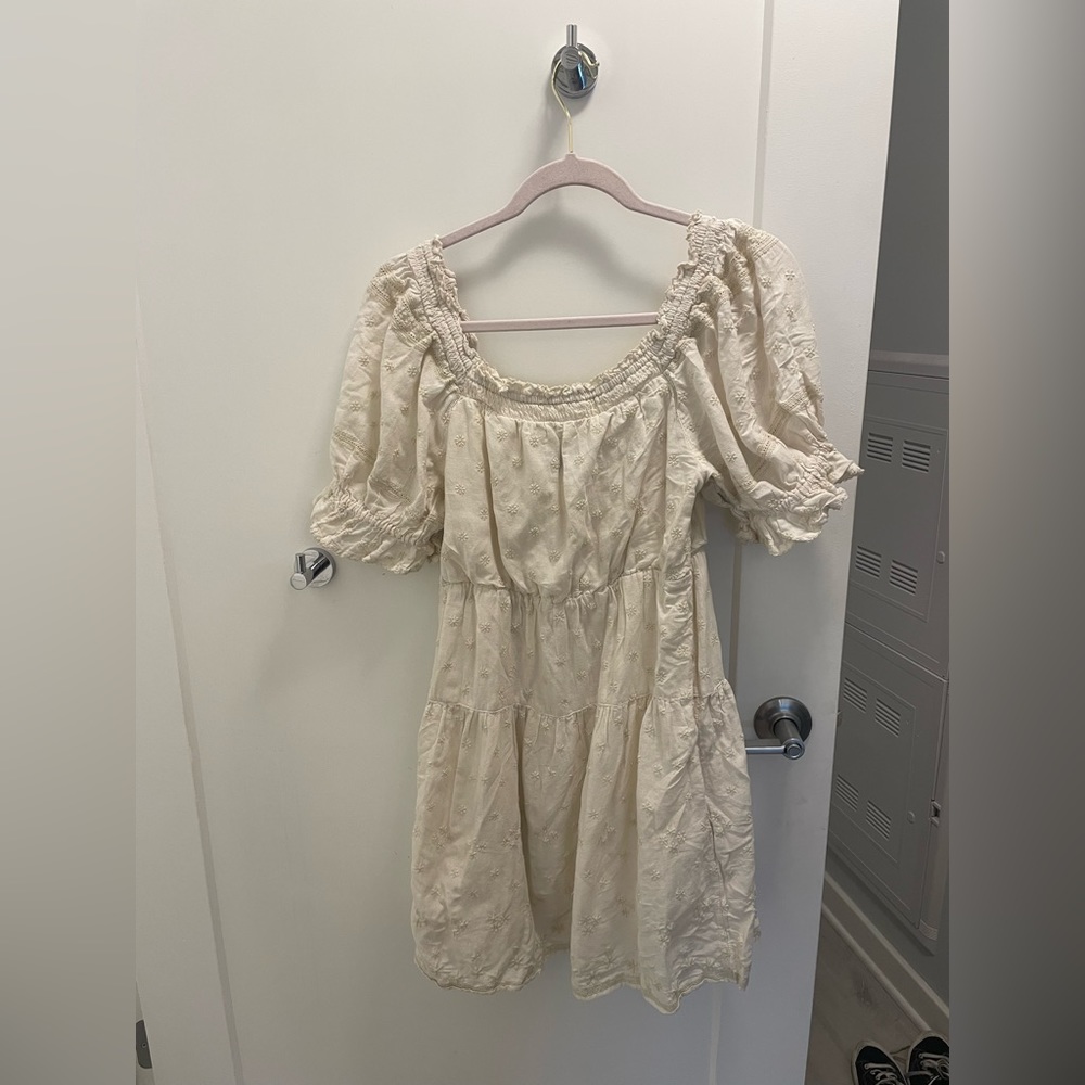 Cream Old Navy dress with flower details